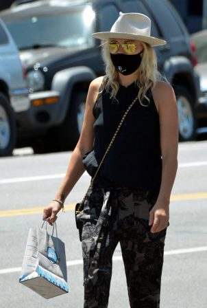 Malin Akerman - Taking her dog for a walk in Los Angeles