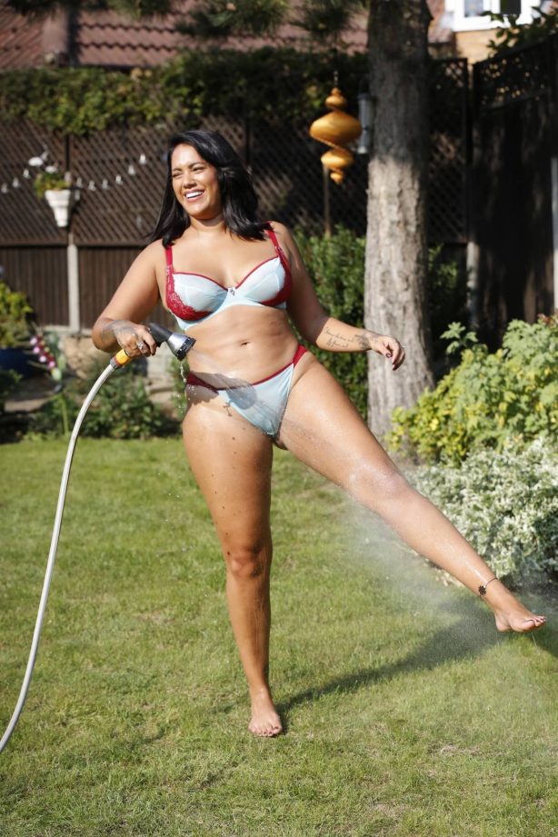 Malin Andersson in a bikini and enjoys cooling off with a hosepipe