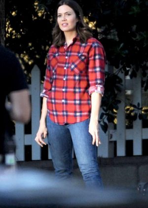 Mandy Moore - Filming a football scene for 'This Is Us' in Eagle Rock