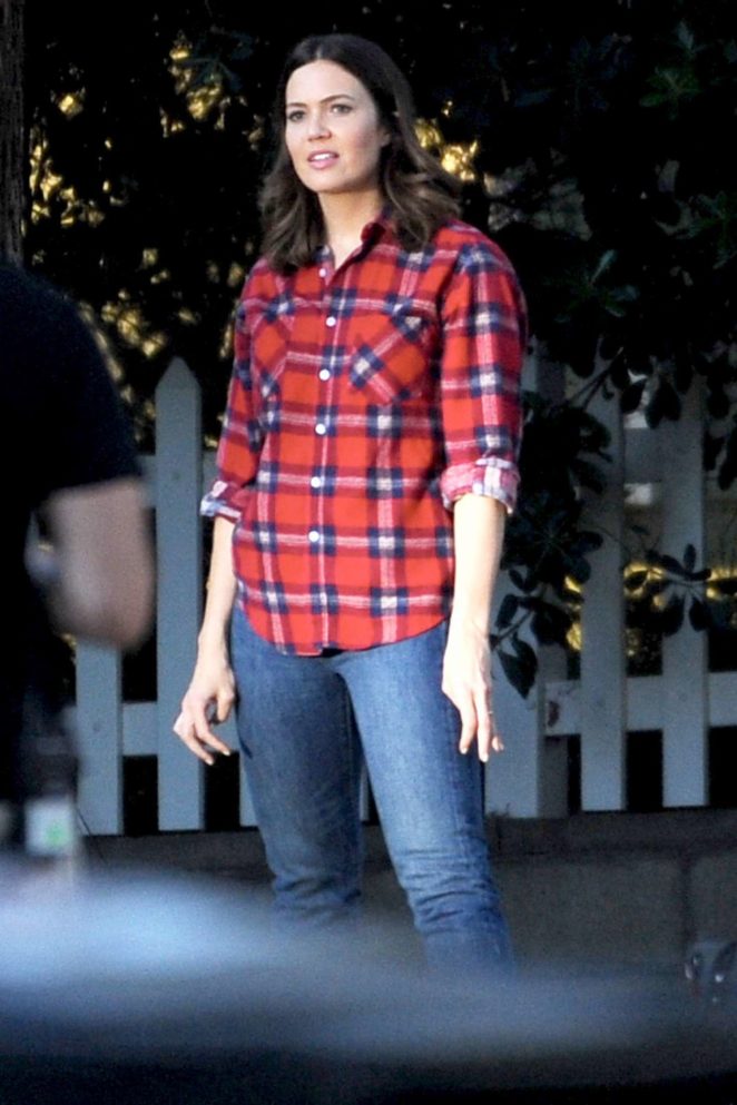 Mandy Moore - Filming a football scene for 'This Is Us' in Eagle Rock