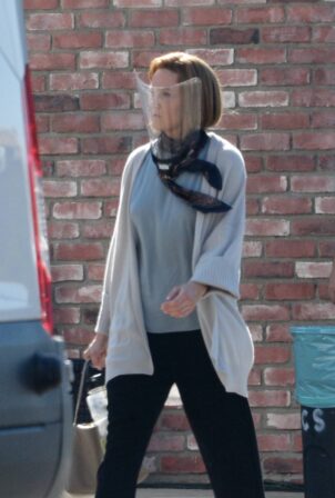 Mandy Moore - On set for the final season of This Is Us filming in Los Angeles