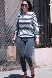 Mandy Moore - Picking up lunch from a restaurant in Pasadena