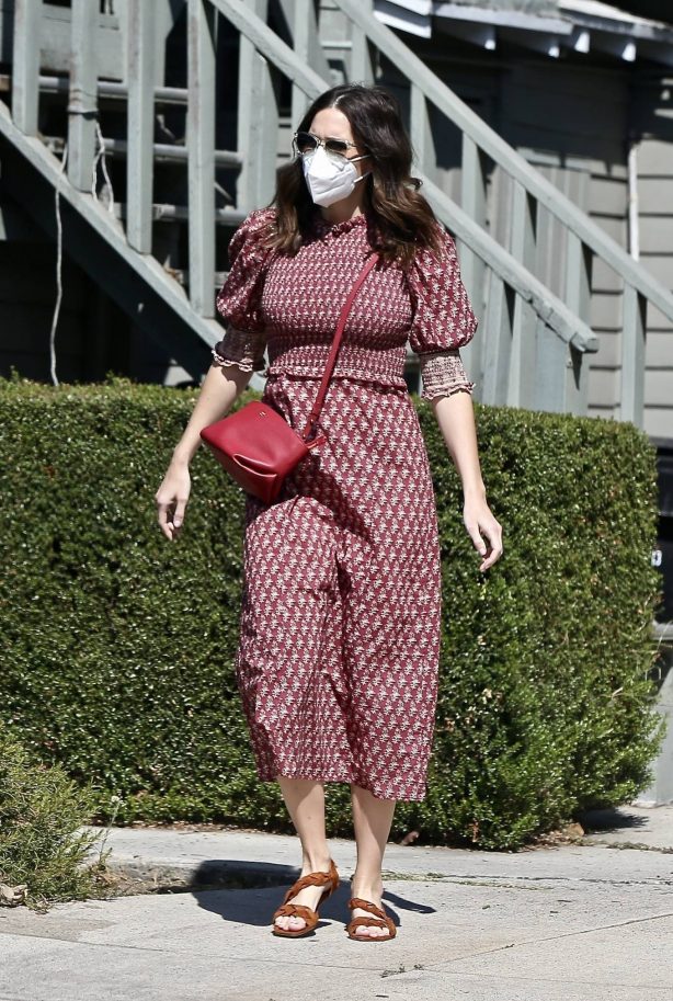 Mandy Moore - Spotted outside an acupuncture center in Los Angeles