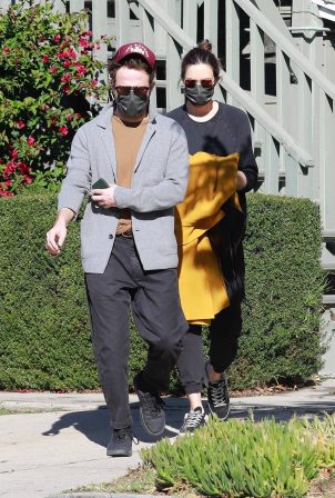 Mandy Moore - With her husband Taylor Goldsmith out in Los Feliz