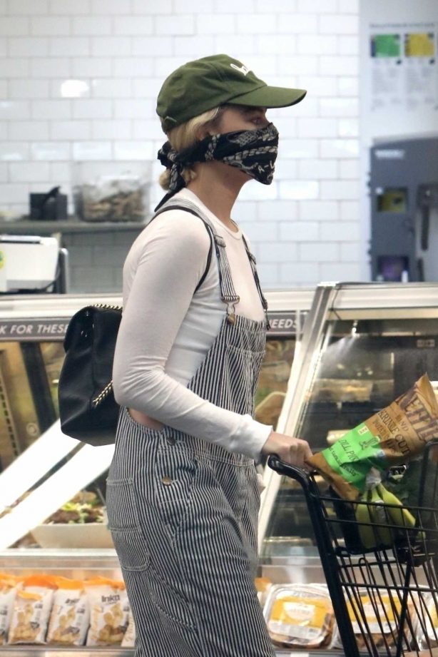 Margot Robbie and husband Tom Ackerley - Shopping in Los Angeles