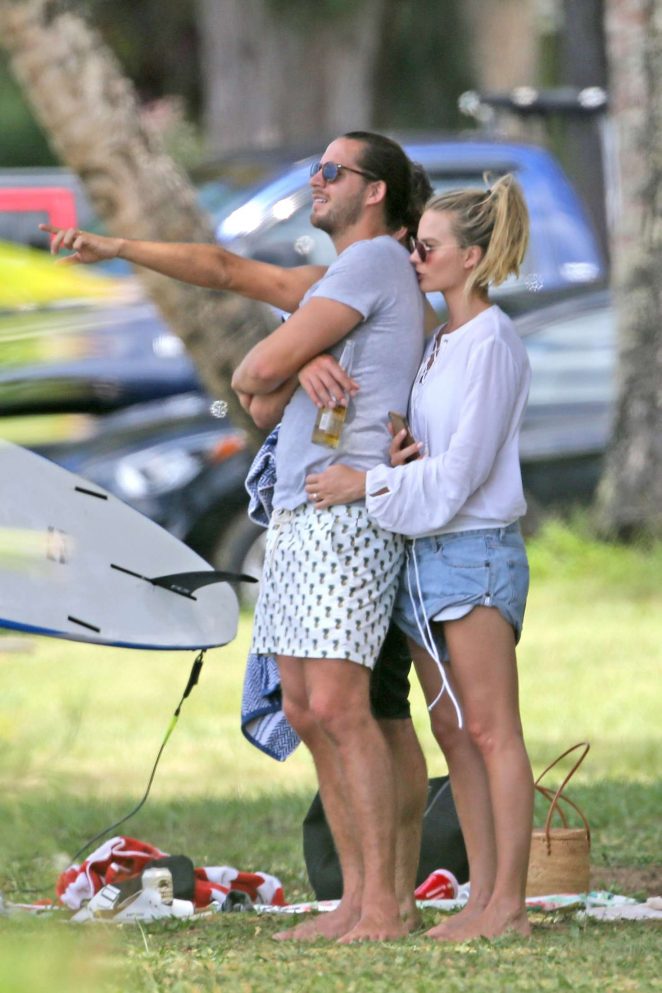 Margot Robbie and Tom Ackerley have a picnic by the beach -24 – GotCeleb