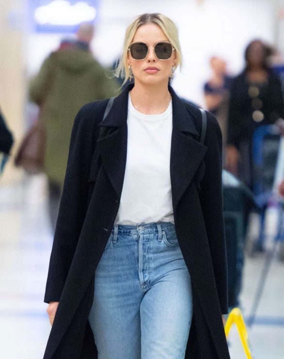 Margot Robbie - Arrives at JFK airport in New York City