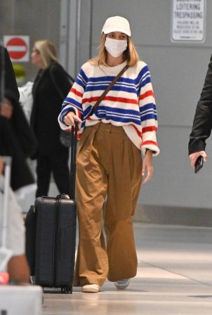 Margot Robbie - Arrives at JFK airport in Nre York