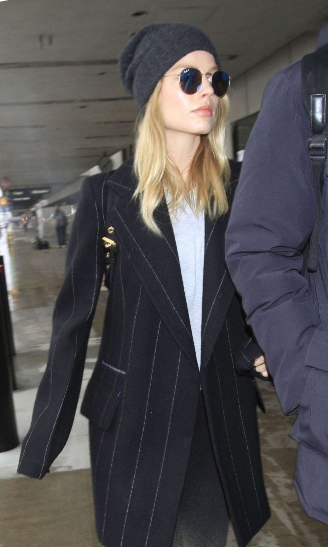 Margot Robbie - Arrives at LAX Airport in LA