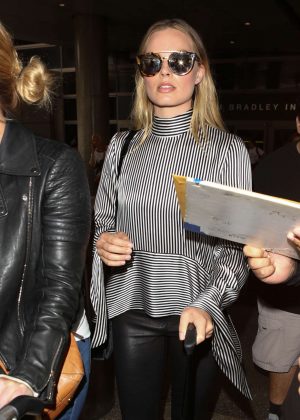 Margot Robbie - Arrives at LAX Airport in Los Angeles