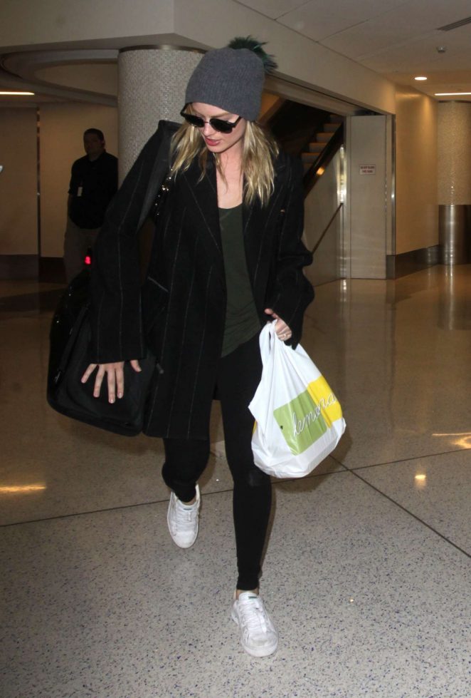Margot Robbie - Arriving at LAX airport in Los Angeles