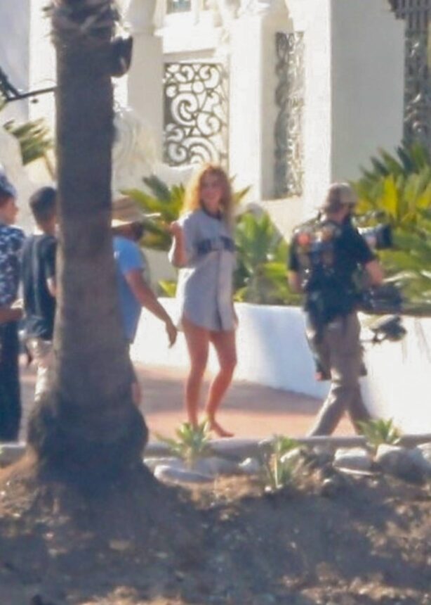 Margot Robbie - Films a scene for 'Babylon' at a mansion in Los Angeles