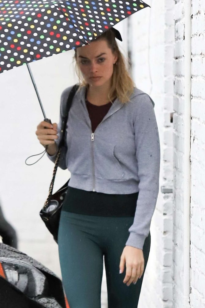 Margot Robbie in Tights - Head to the gym in LA