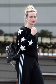 Margot Robbie - Outside a grocery store in Los Angeles