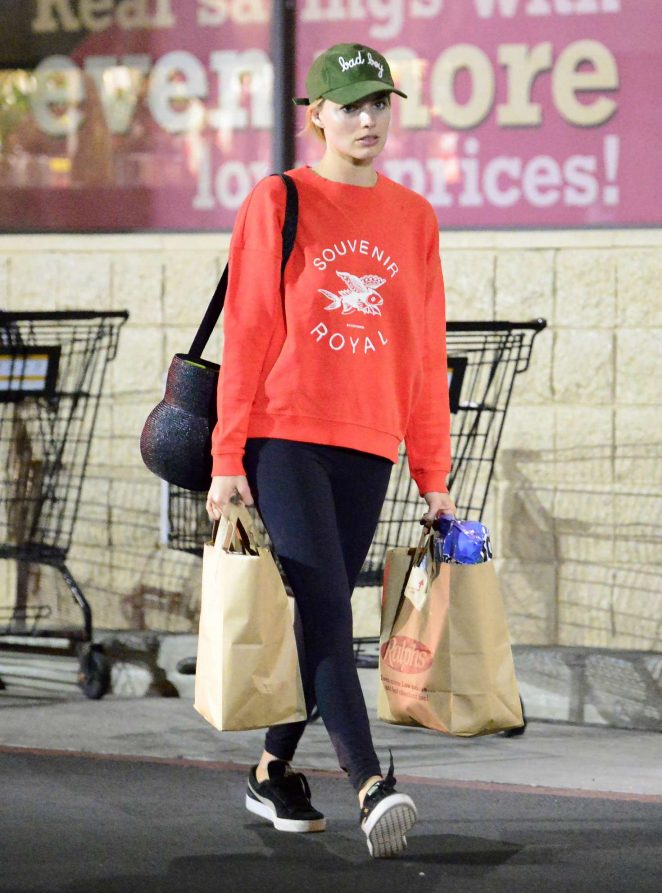 Margot Robbie - Shopping in Los Angeles