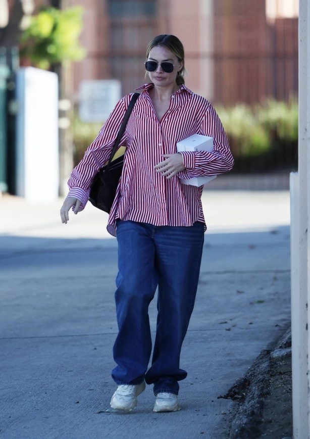 Margot Robbie - Steps out in Los Angeles