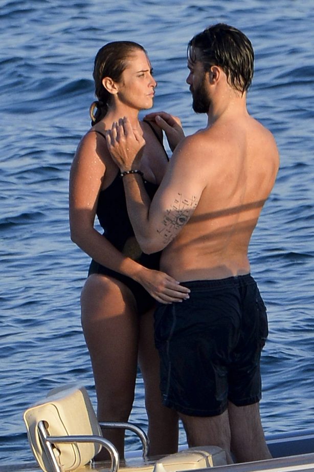 Maria Elena Boschi in a bikini with Giulio Berruti in a boat in Porto Ercole