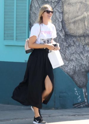Maria Sharapova in Long Skirt - Shopping in Malibu