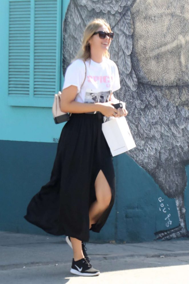 Maria Sharapova in Long Skirt - Shopping in Malibu