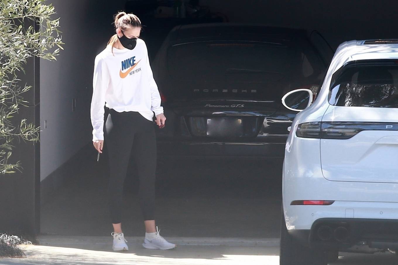 Maria Sharapova â€“ Inspects her Porsche Cayenne after getting it delivered from the dealer