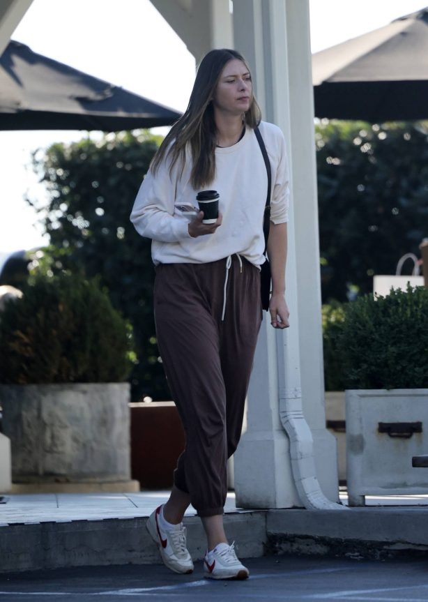 Maria Sharapova - Seen with a friend over a coffee in Santa Barbara