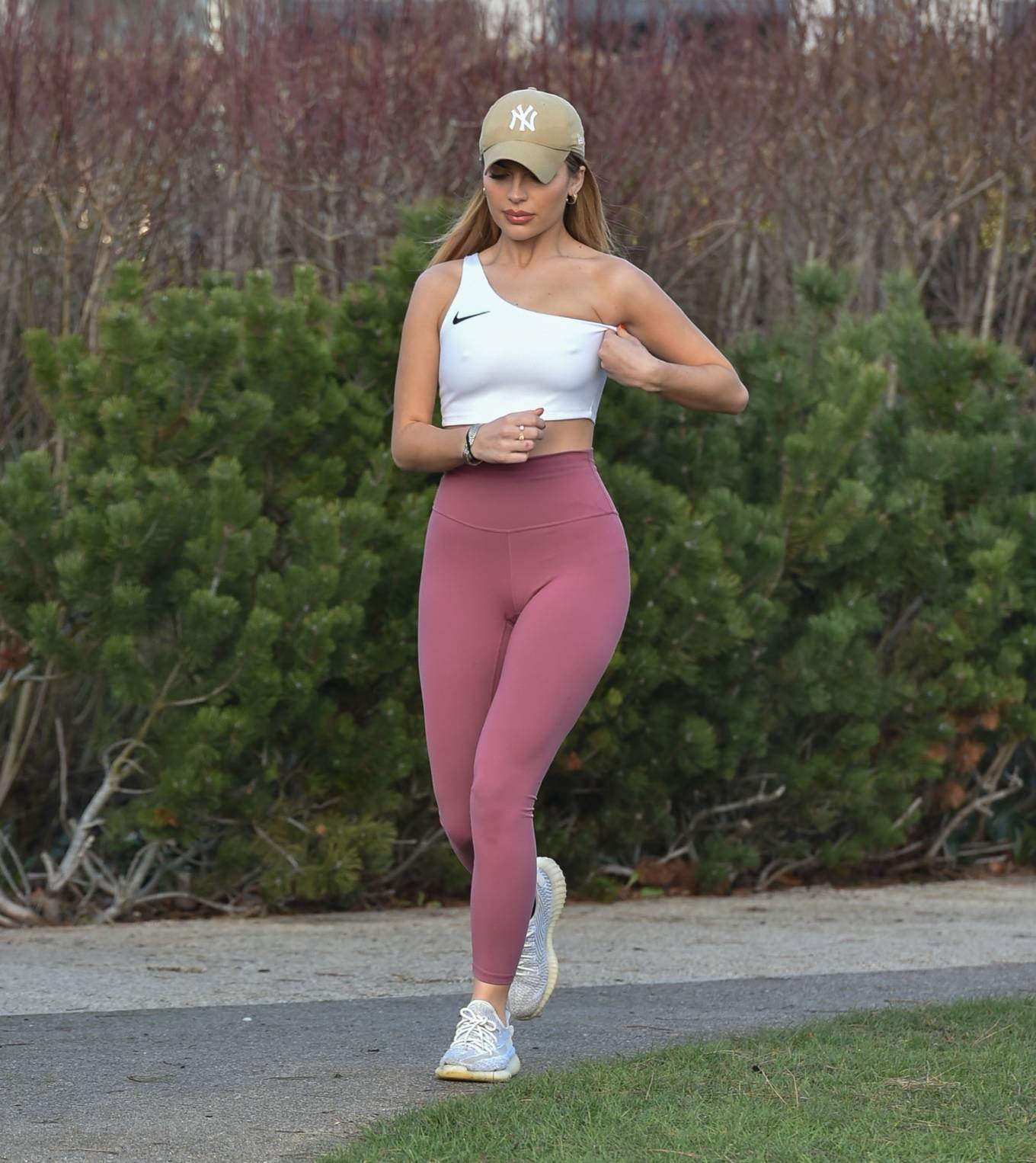 Maria Wild – Goes for a morning run in Chelsea