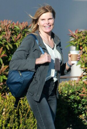 Mariel Hemingway - Grabs coffee in Santa Barbara