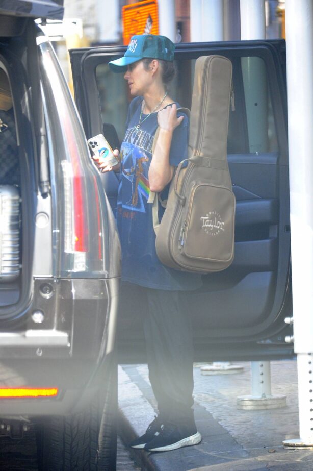 Marion Cotillard - Wearing a Pink Floyd t-shirt heading to the airport in New York