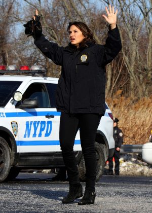 Mariska Hargitay - Filming 'Law and Order SVU' set in Brooklyn