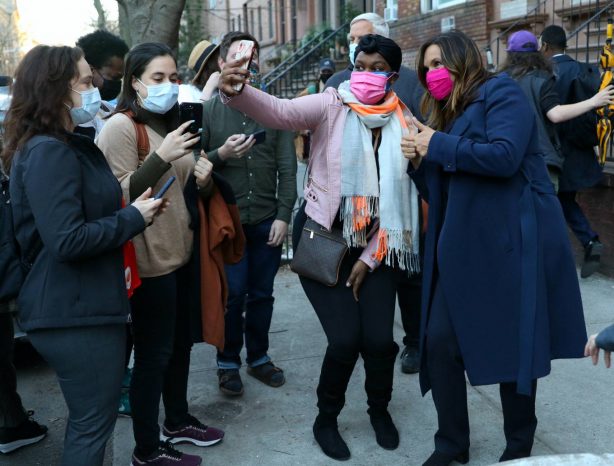 Mariska Hargitay - See with a fans after 'Law and Order: Special Victims Unit' set in Brooklyn