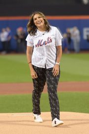 Mariska Hargitay - Throws out the first pitch of the LA Dodgers vs NY Mets game in New York