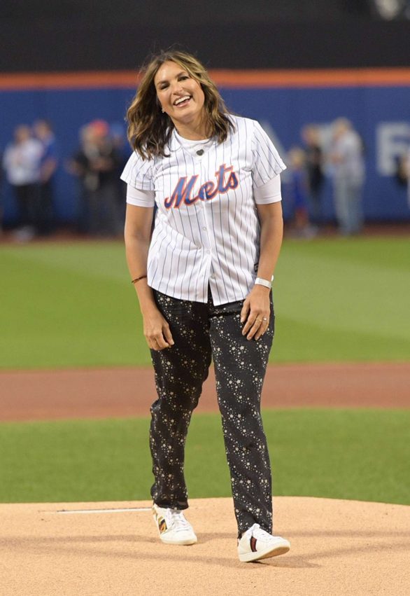 Mariska Hargitay - Throws out the first pitch of the LA Dodgers vs NY Mets game in New York