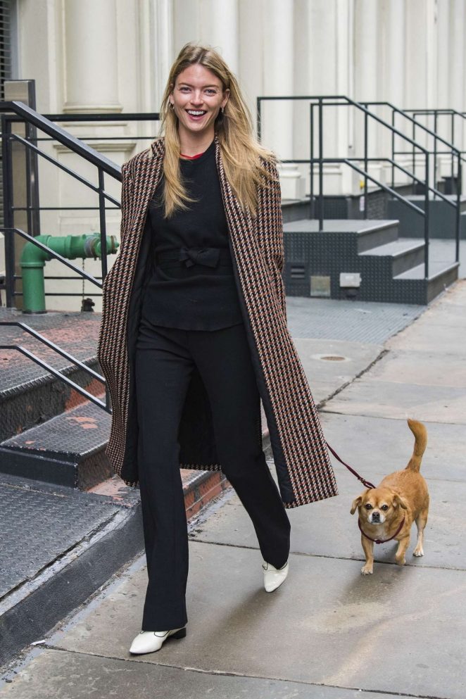 Martha Hunt - Takes her dog out for a walk in NYC