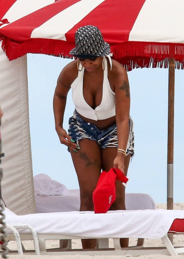 Mary J. Blige - Pictured at the beach during Art Basel in Miami
