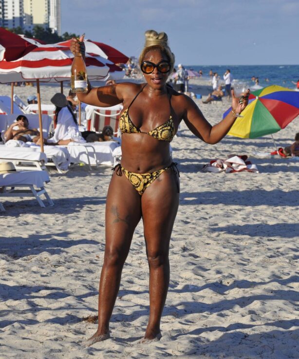 Mary J. Blige - Seen In a bikini on the beach in Miami