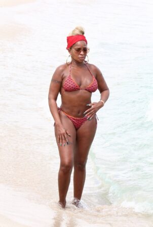 Mary J. Blige - Seen on the beach in Miami Beach