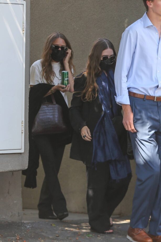 Mary-Kate - Ashley Olsen - Shopping on trendy Melrose Place in West Hollywood