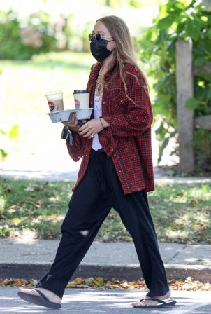 Mary Kate Olsen - Grabb coffee in The Hamptons