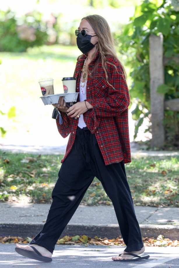 Mary Kate Olsen - Grabb coffee in The Hamptons