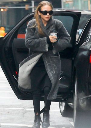 Mary Kate Olsen in Black Out in New York