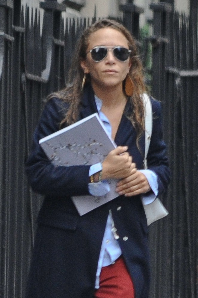 Mary Kate Olsen Leaves her apartment in NYC