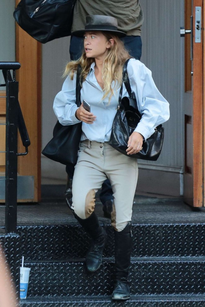 Mary Kate Olsen - Leaves Her Home in New York