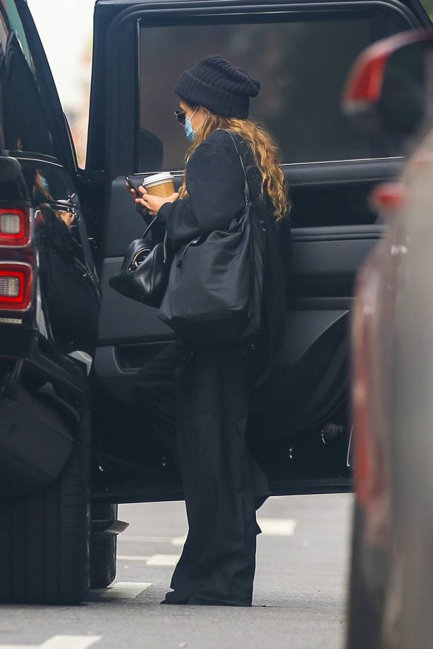 Mary-Kate Olsen - Leaving her office in New York