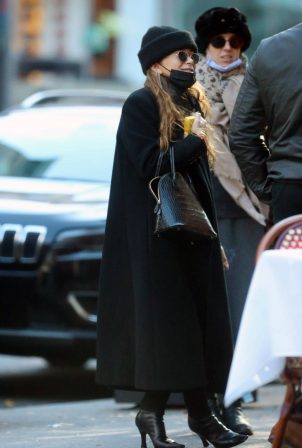 Mary-Kate Olsen - Out with friends in New York