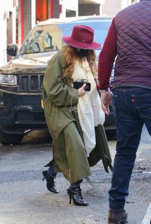 Mary-Kate Olsen - Seen out for coffee in New York
