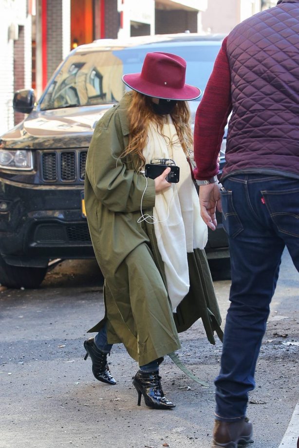 Mary-Kate Olsen - Seen out for coffee in New York