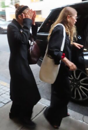 Mary-Kate - With Ashley Olsen Stop by Cafe Carlyle in New York