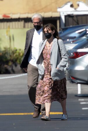 Mary Steenburgen - Shopping candids in Los Angeles