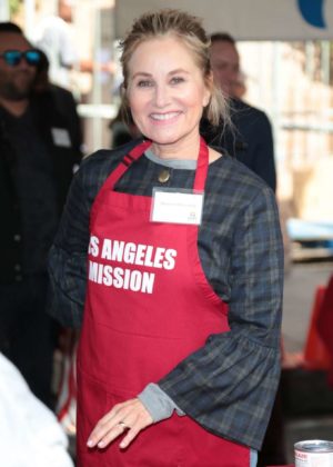Maureen McCormick - Los Angeles Mission Serves Christmas to the Homeless in LA