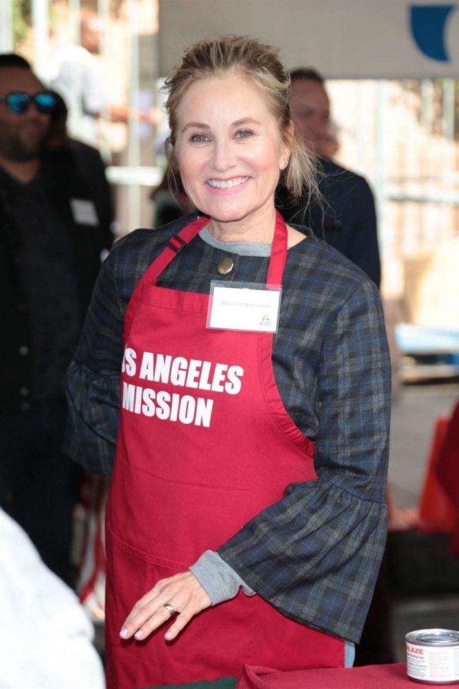 Maureen McCormick - Los Angeles Mission Serves Christmas to the Homeless in LA